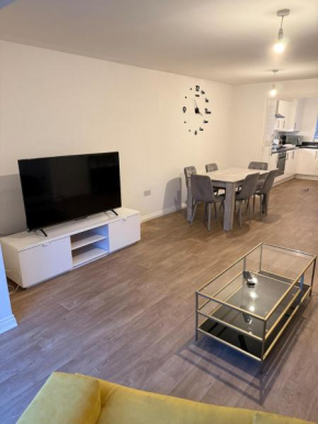 OnSiteStays - 4 Large Bedrooms 3 Bathrooms 1 WC Parking Garden & Wifi
